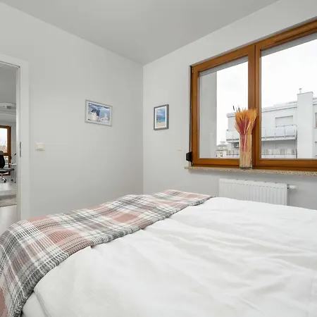 Lejlighed Nowoczesny Blisko Rzeki We Wroclawiu Z Biurkiem I Parkingiem By Renters Wrocław