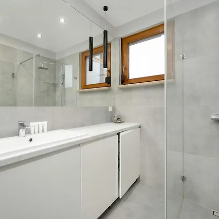 Nowoczesny Blisko Rzeki We Wroclawiu Z Biurkiem I Parkingiem By Renters Vratislav