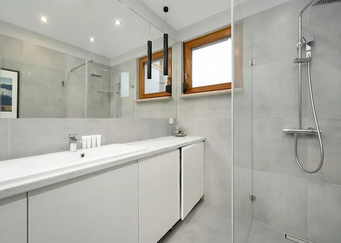 Nowoczesny Blisko Rzeki We Wroclawiu Z Biurkiem I Parkingiem By Renters Wroclaw